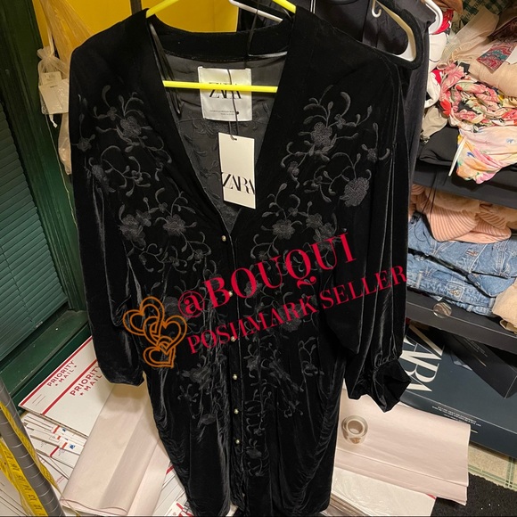 BLOGGERS FAV ZARA EMBROIDERED VELVET KIMONO - Picture 2 of 11